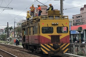 搶通！台鐵山佳站電車線斷落　5個半小時影響1萬3千名旅客