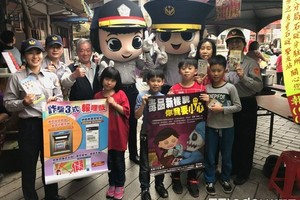 新店警察大頭娃娃首亮相慶元宵　民眾搶拍照：好可愛  原文網址: 新店警察大頭娃娃首亮相慶元宵　民眾搶拍照：好可愛 