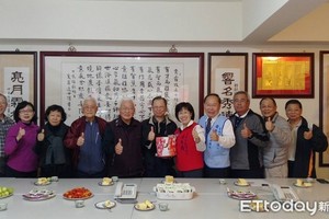 關心台南市長選情　退休黨工為黃秀霜加油打氣