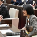 抱小孩開會遭請出議場　日女議員：日本職場需要大改造
