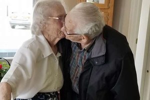 這張吻別照為何叫人心碎？結縭近70年的加拿大老夫婦被迫分離 首次無法共渡耶誕節