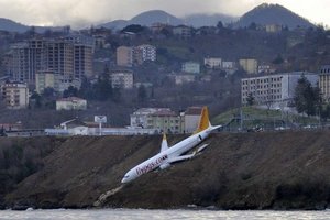 千鈞一髮！客機衝出機場跑道、滑下懸崖、差幾公尺就墜入大海