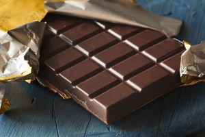 吃黑巧克力好處超多，每天一小片，減肥又降血壓！