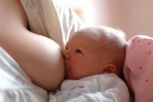 哺育母乳 如何知道新生兒吃飽？