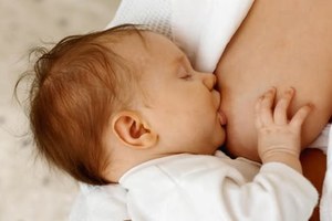 哺育新生兒母乳 如何處理寶寶睡著