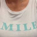 穿了「微笑」T恤出門！沒想到當她好多男人立刻對她壞笑！