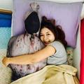 恐怖《捆屍抱枕》真的有辦法抱著這個入睡嗎？這也太可怕了吧