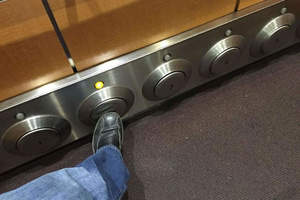 有趣的《電梯創意設計》用腳可以踢按鈕樓層也太棒了吧XD