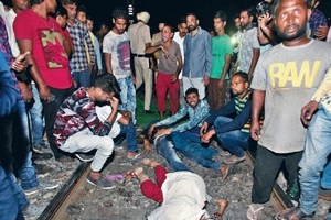 印度節慶群眾遭火車撞　最少50死