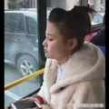 美女公交車上睡著後被陌生男子一陣狂吻，美女醒後卻這樣做！