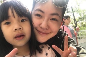 小S女兒才12歲美如名模 笑穿短裙「激細鉛筆腿」好辣！