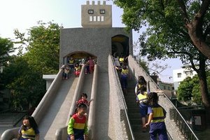 泰山兒童貴子公園，新加入 #機器人 磨石子溜滑梯