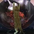一隻對麻婆豆腐蜜汁執著的小橘貓，在電視前手舞足蹈，你是認真想吃的嗎？
