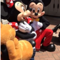 「根本搶劫！」迪士尼遊客7秒搶光氣球 網怒譙：太丟臉了