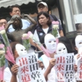 謝龍介率眾赴日台協會抗議日人腳踹慰安婦銅像 警民推擠