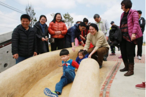 利用地形差 基隆打造溜滑梯地景公共藝術