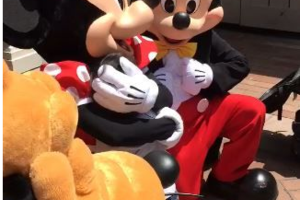「根本搶劫！」迪士尼遊客7秒搶光氣球 網怒譙：太丟臉了