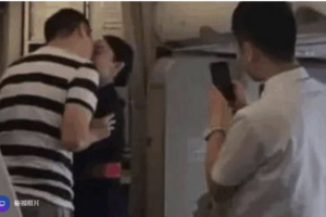 空姐機上被求婚…含淚熱吻男友表同意 公司卻送她解雇書！