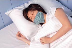 戴濕口罩睡覺，改善呼吸道乾燥