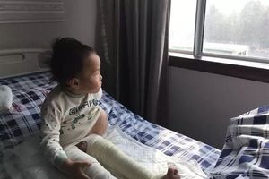 5歲兒全身燒傷 父狠拿磚壓腿綁雙手