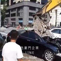 怪手狠壓毀轎車推入地基坑 原因曝光 