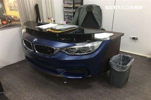 買不起名車 他把辦公桌變BMW跑車