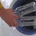 洗衣服：往洗衣機扔兩個礦泉水瓶，比手洗還乾淨，又不磨損