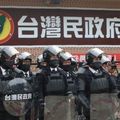 吸金3億！台灣民政府發起人衣櫃藏1.3億 急調「黑熊部隊」抗警