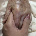 生病不照顧！叔伯執意急救90歲老母「背後原因」讓網友全怒了