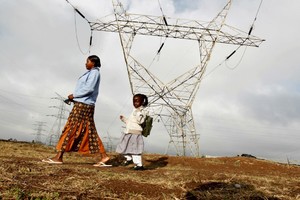 非洲愈來愈多人有電可用，他們卻不愛用電