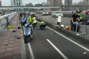 重新大橋連環撞！機車直撞腳踏車 煞車不及釀5人傷