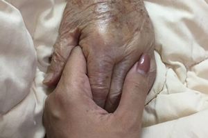 生病不照顧！叔伯執意急救90歲老母「背後原因」讓網友全怒了