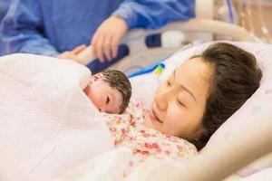 我懷二胎早產，看到孩子的長相我直接昏在病床上，醒來後我報了警!