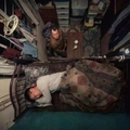慘不忍睹！實拍繁華香港「貧民棺材房」，24戶共用一個馬桶！真像住棺材！