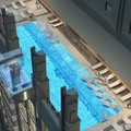 位於４２樓的全透明《天空游泳池》，往下看簡直讓人雙腿發軟！