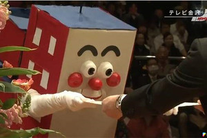 日本一年一度「超失控變裝畢業典禮」玩出了新高度啊！這個頒證學長憋笑好辛苦！！