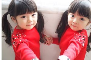 日本天使級雙胞胎「才4歲就時尚到席捲全網」！看到「電眼正妹媽媽+姊姊」證明基因太重要！