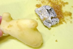 別再敲啦！原來用「鋁箔紙」就能３秒鐘輕鬆剝掉「生薑皮」！