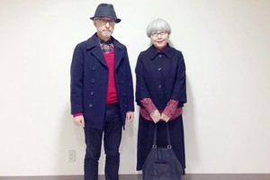 日本超甜蜜銀髮夫妻檔，結婚３７年來「天天都穿情侶裝放閃」！