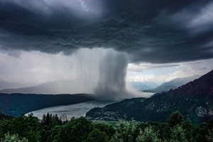 「雨瀑」移動瞬間傾洩而下　網驚呼：太壯觀