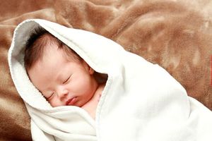 別再把寶寶包得緊緊，他其實真的很怕熱！孩子的衣服應該怎樣選、怎樣穿？