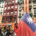 大陸青年高舉中華民國國旗 抗議紐約僑團遡源公所改升五星旗