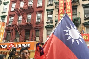 大陸青年高舉中華民國國旗 抗議紐約僑團遡源公所改升五星旗