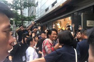 「發哥」周潤發來台只為見影迷！超親民搭捷運，粉絲要求自拍通通可以