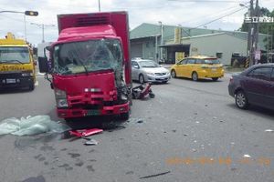 貨車追撞待轉軍車！車頭變形3人送醫