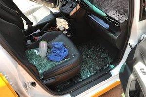男子砸毀6計程車車窗取財 司機：要他賠車窗錢