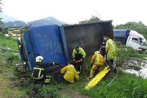 阿里山公路車禍 駕駛壓在鐵牛車下喪命