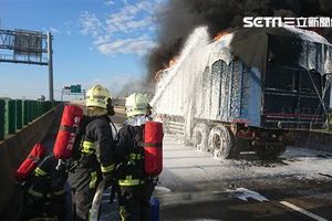 載輪胎聯結車爆炸燃燒　幸無人傷亡