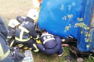 阿里山雨中連環撞車禍 駕駛魂斷鐵牛車下