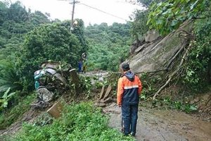 驚悚! 巨石滾落壓扁挖土機 駕駛慘死